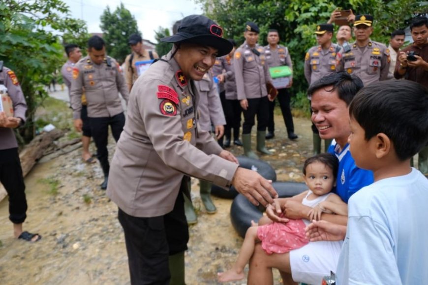 Wakapolda Riau Berikan Bantuan Kepada Masyarakat yang Terdampak Banjir
