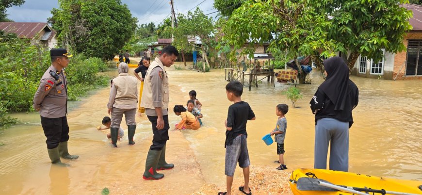 Tim Trauma Healing Polda Riau Berikan Dukungan Psikologi untuk Anak-anak Korban Banjir