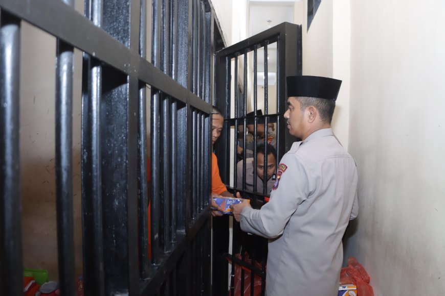 Jum'at Berkah: Kapolres Inhil Berikan Nasi Kotak Kepada Tahanan