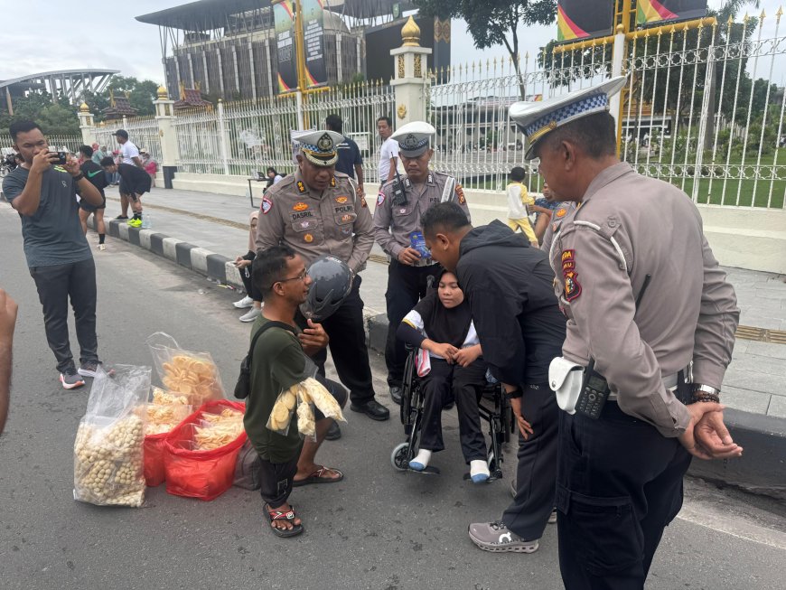Kampanyekan Keselamatan Lalu Lintas, Dirlantas Polda Riau Bagikan Helm SNI Kepada Pengunjung CFD