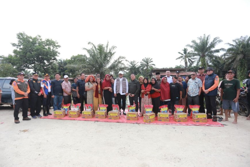 Pemprov Riau Salurkan Bantuan Kepada Korban Banjir di Pelalawan