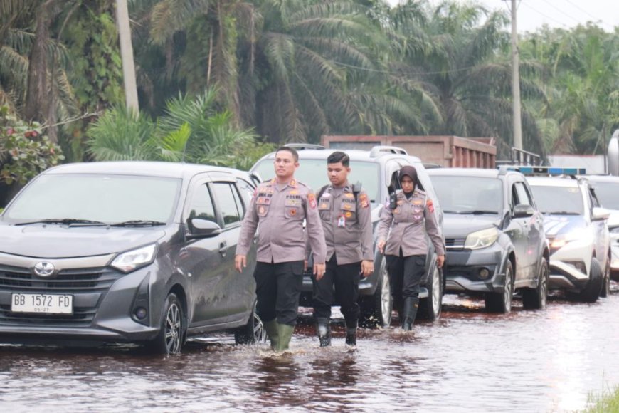 Kapolres Pelalawan Kerahkan Personel Untuk Atasi Banjir di Jalintim KM 83