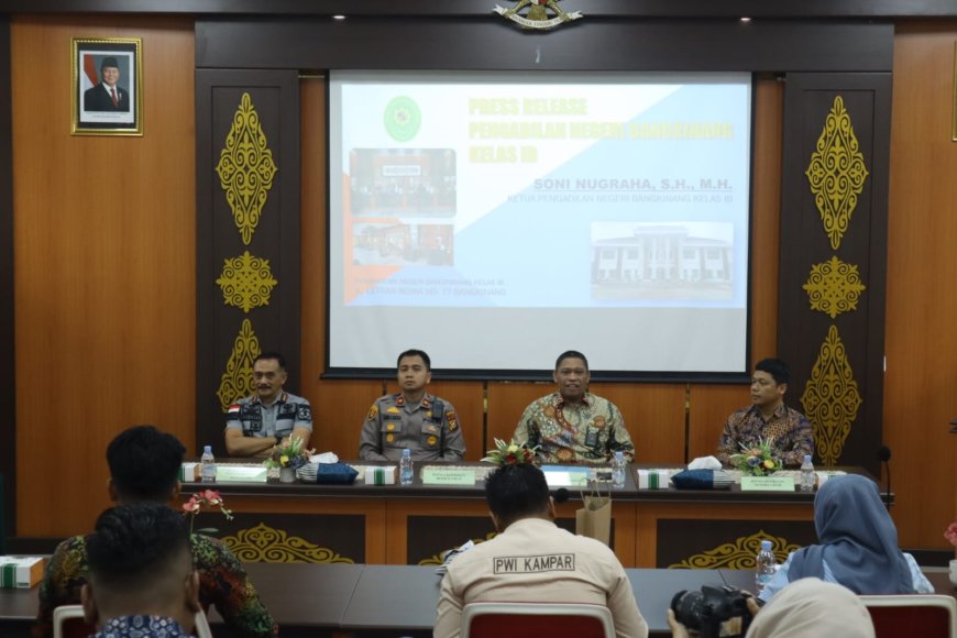 Pengadilan Negeri Bangkinang Kelas IB Dapat Penghargaan Terbaik se-Indonesia Dalam Pelayanan 