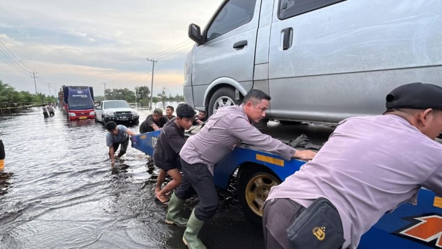 Polisi Berikan Bantuan Psikologis dan Bantu Warga Terdampak Banjir