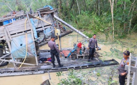 Polisi Musnahkan 114 Rakit Penambang Emas Ilegal