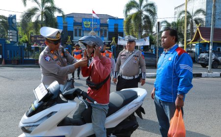 Sat Lantas Polres Inhil Bagi Bagi Helm SNI