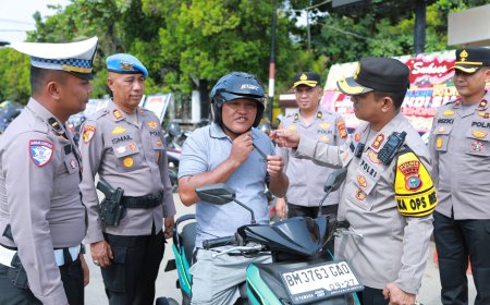 Polres Inhil Bagikan Helm Gratis di Tembilahan untuk Keselamatan Berlalu Lintas