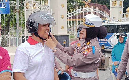 Kampanyekan Tertib Lalu Lintas, Ditlantas Polda Riau Bagikan Helm SNI Di Kawasan CFD