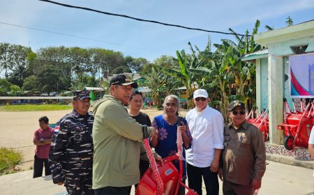 Gerobak Sorong untuk Warga Desa Mengkait Anambas dari CSR BRK Syariah