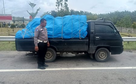 Polisi Cegat Pengendara Pikap Bermuatan Durian Lawan Arus di Tol Permai