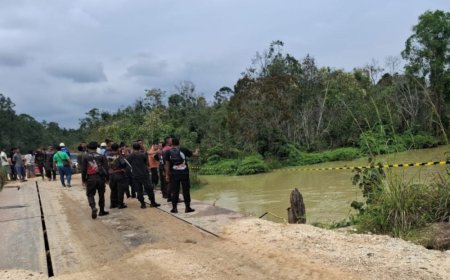 Diduga Mengantuk, Truk Pekerja PT NWR Masuk Sungai