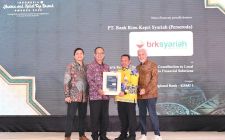 Komitmen Dukung Pembangunan Ekonomi Lokal, BRK Syariah Terima Penghargaan Bank Daerah Syariah Terbaik di Indonesia