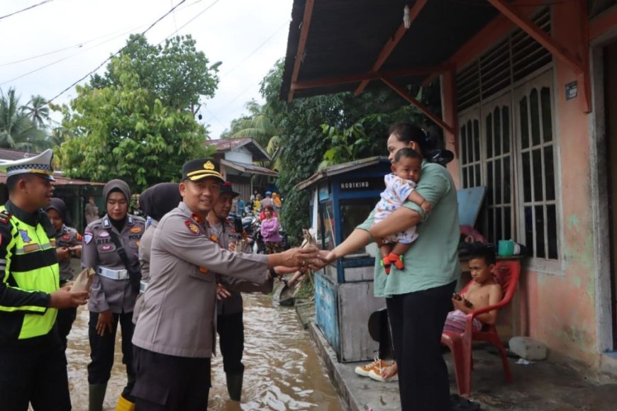 Polres Rokan Hulu Salurkan Bantuan Sembako Kepada Warga yang Terdampak Banjir