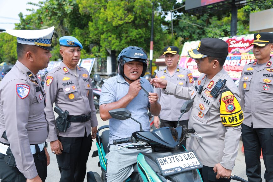 Polres Inhil Bagikan Helm Gratis di Tembilahan untuk Keselamatan Berlalu Lintas