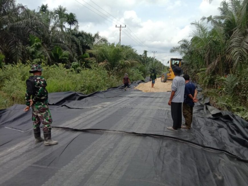 Pra TMMD ke-123, Personel Kodim 0314/Inhil Bahu Membahu Bangun Jalan Poros Mumpa – Karya Tunas Jaya