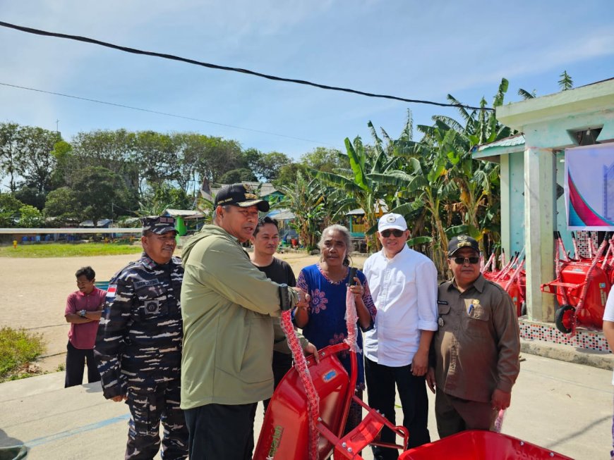 Gerobak Sorong untuk Warga Desa Mengkait Anambas dari CSR BRK Syariah