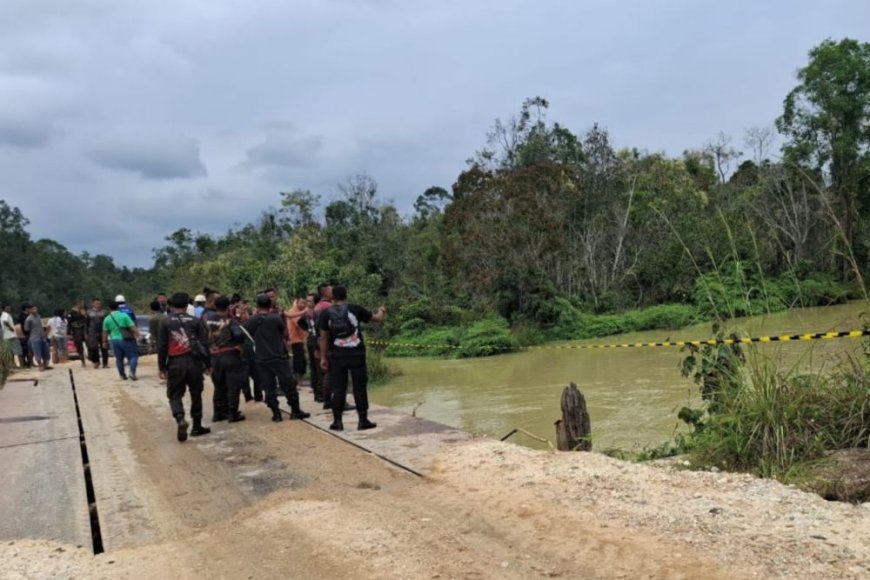 Diduga Mengantuk, Truk Pekerja PT NWR Masuk Sungai