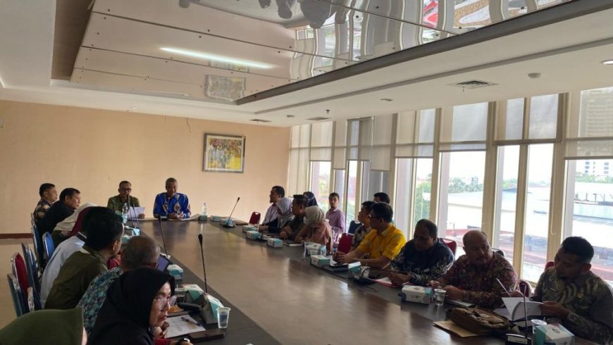 Pemprov Riau Gelar Rapat Persiapan Operasi Pasar Murah HBKN Tahun 2025