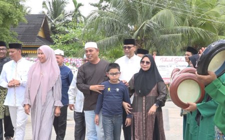 Tabur Beras Kunyit Sambut Herman dan Yuliantini, Pemimpin Baru Inhil 2025-2030