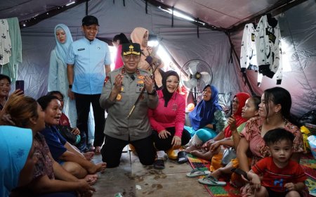 Meski Berpuasa, Kapolda Riau dan Istri Turun Langsung Bantu Korban Banjir
