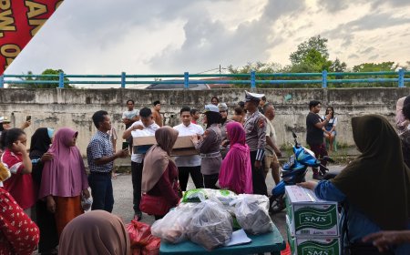 Tim Berkah Ramadhan Ditlantas Polda Riau Bagikan Paket Takjil Kepada Korban Banjir 