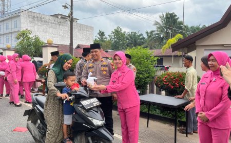 Polsek Tempuling bersama Purnawirawan dan Bhayangkari Menebar Berkah Lewat Takjil untuk Masyarakat di Bulan Ramadhan