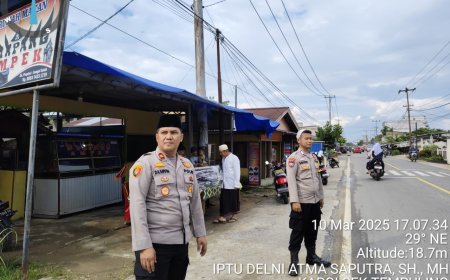 Kapolsek Tempuling Turun Langsung Amankan Jalan Raya Jelang Berbuka Puasa