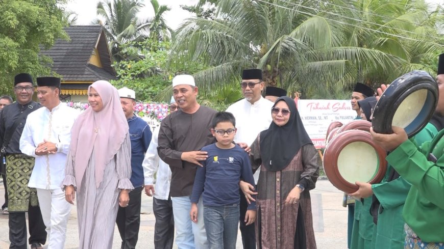 Tabur Beras Kunyit Sambut Herman dan Yuliantini, Pemimpin Baru Inhil 2025-2030