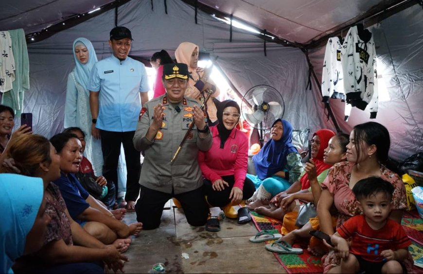 Meski Berpuasa, Kapolda Riau dan Istri Turun Langsung Bantu Korban Banjir