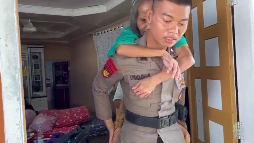 Polair Polda Riau Evakuasi Nenek Tunanetra dan Ibu Pendarahan di Banjir Rumbai