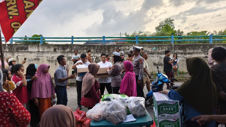 Tim Berkah Ramadhan Ditlantas Polda Riau Bagikan Paket Takjil Kepada Korban Banjir 