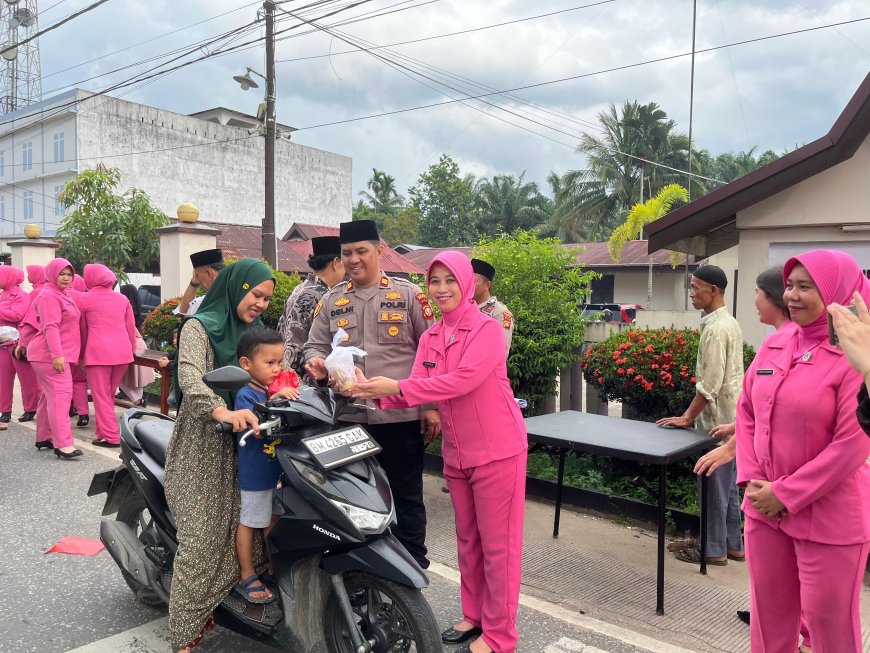 Polsek Tempuling bersama Purnawirawan dan Bhayangkari Menebar Berkah Lewat Takjil untuk Masyarakat di Bulan Ramadhan