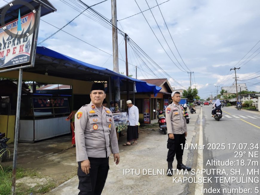 Kapolsek Tempuling Turun Langsung Amankan Jalan Raya Jelang Berbuka Puasa