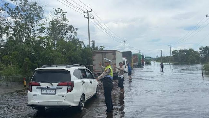 Banjir Pelalawan Semakin Parah, Sistem Buka Tutup Diberlakukan di Jalan Lintas Timur
