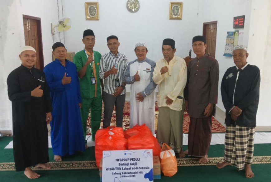 FIF GROUP Peduli, Ramadan Berkah, Berbagi Takjil di Surau Ar Raudah di Inhil