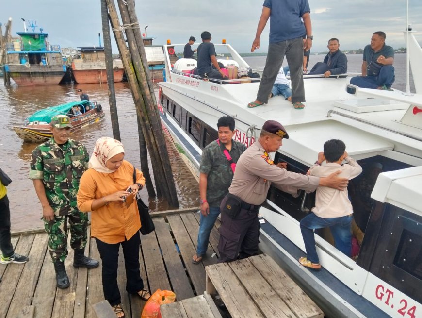 Babinsa Di Kateman Bersinergi dalam Pengamanan Arus Balik di Pelabuhan Guntung