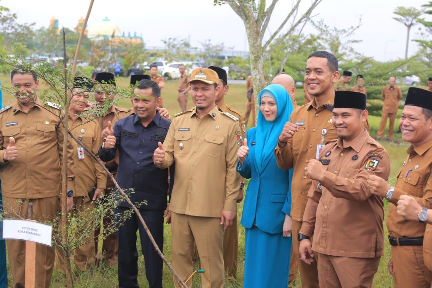 Wali Kota Pekanbaru Gerakkan Penanaman 15.000 Pohon di Hari Pertama Kerja