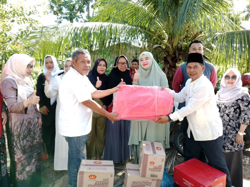 Ketua TP PKK Pelalawan Didampingi Camat dan Lurah Serahkan Bantuan Korban Bencana Angin Puting Beliung