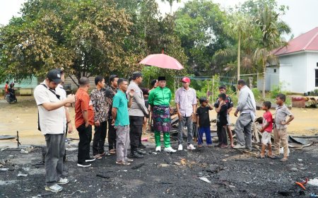 Bupati Pelalawan Tinjau Lokasi Kebakaran Pasar Kuala Semundem Dan Salurkan Bantuan