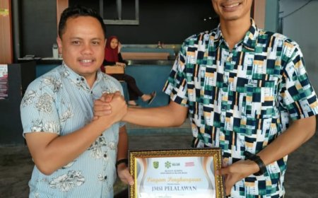 Ketum IKA UIR Serahkan Penghargaan Ke JMSI Pelalawan, Doktor Ragil: Kontribusi Media Untuk UIR