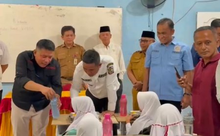 Bupati Zukri Tinjau Langsung Peluncuran Hari Pertama Program Makan Bergizi Gratis Di SDN 005 Desa Makmur