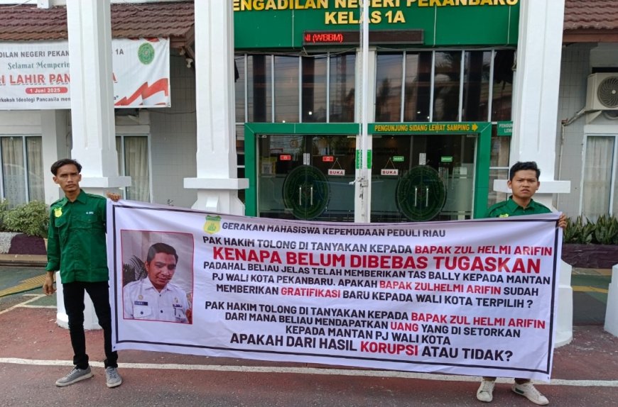 Ditengah Sidang Eks PJ Walikota Pekanbaru, GMPR Bentangkan Spanduk Bertuliskan Nama PJ Sekda Zulhelmi Arifin, "Pak Hakim Tolong Ditanyakan"