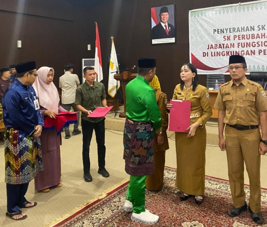 Bupati Pelalawan H Zukri Serahkan 23 SK CPNS dan 84 SK PPPK Fungsional Guru