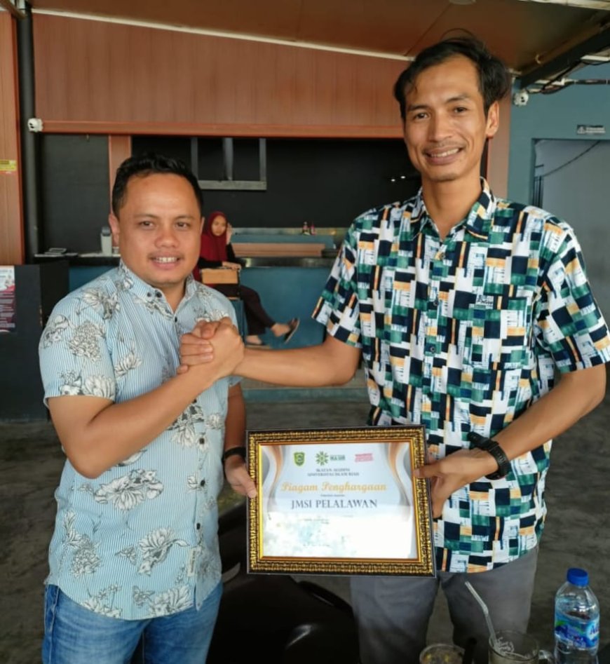 Ketum IKA UIR Serahkan Penghargaan Ke JMSI Pelalawan, Doktor Ragil: Kontribusi Media Untuk UIR