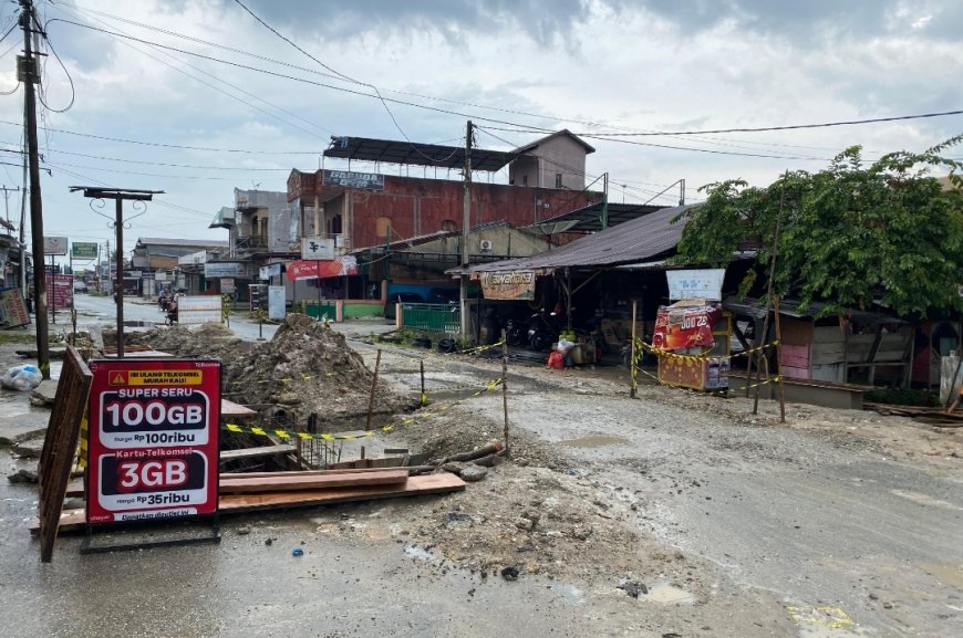 Warga  Serta Pedagang Keluhkan Pembangunan Drainase dan Box Culvert Pelalawan, Dampaknya Timbulkan Debu