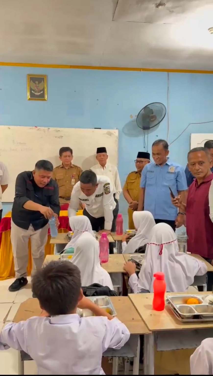 Bupati Zukri Tinjau Langsung Peluncuran Hari Pertama Program Makan Bergizi Gratis Di SDN 005 Desa Makmur