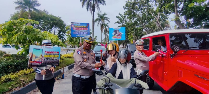 Polantas Menyapa, Subdit Kamsel Ditlantas Polda Riau Tebar Semangat Merah Putih Kepada Pengendara