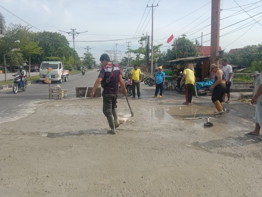 Sering Terjadi Kecelakaan, Anggota Dewan Pekanbaru Syamsul Bahri Dan Masyarakat Gotong Royong Perbaiki Jalan Di Rumbai