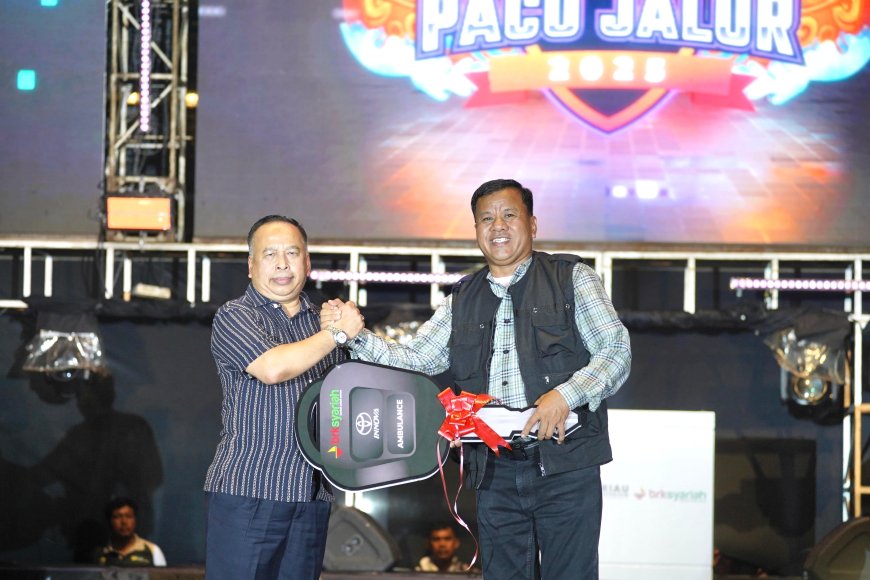 Penutupan Pacu Jalur, BRK Syariah Serahkan Bantuan Mobil Ambulans untuk Kuansing