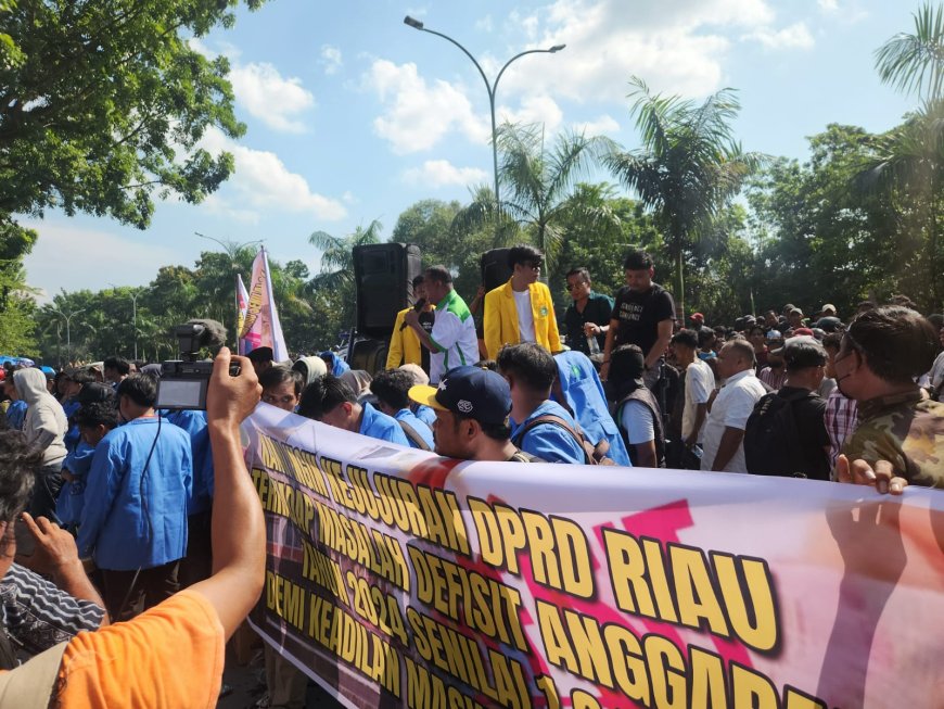 Ribuan Mahasiswa Desak DPRD Bentuk Pansus Defisit Anggaran Pemrov Riau